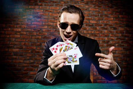 68664327-un-hombre-con-suerte-ricos-jugando-a-las-cartas-con-la-emoción-de-un-casino-los-juegos-de-azar